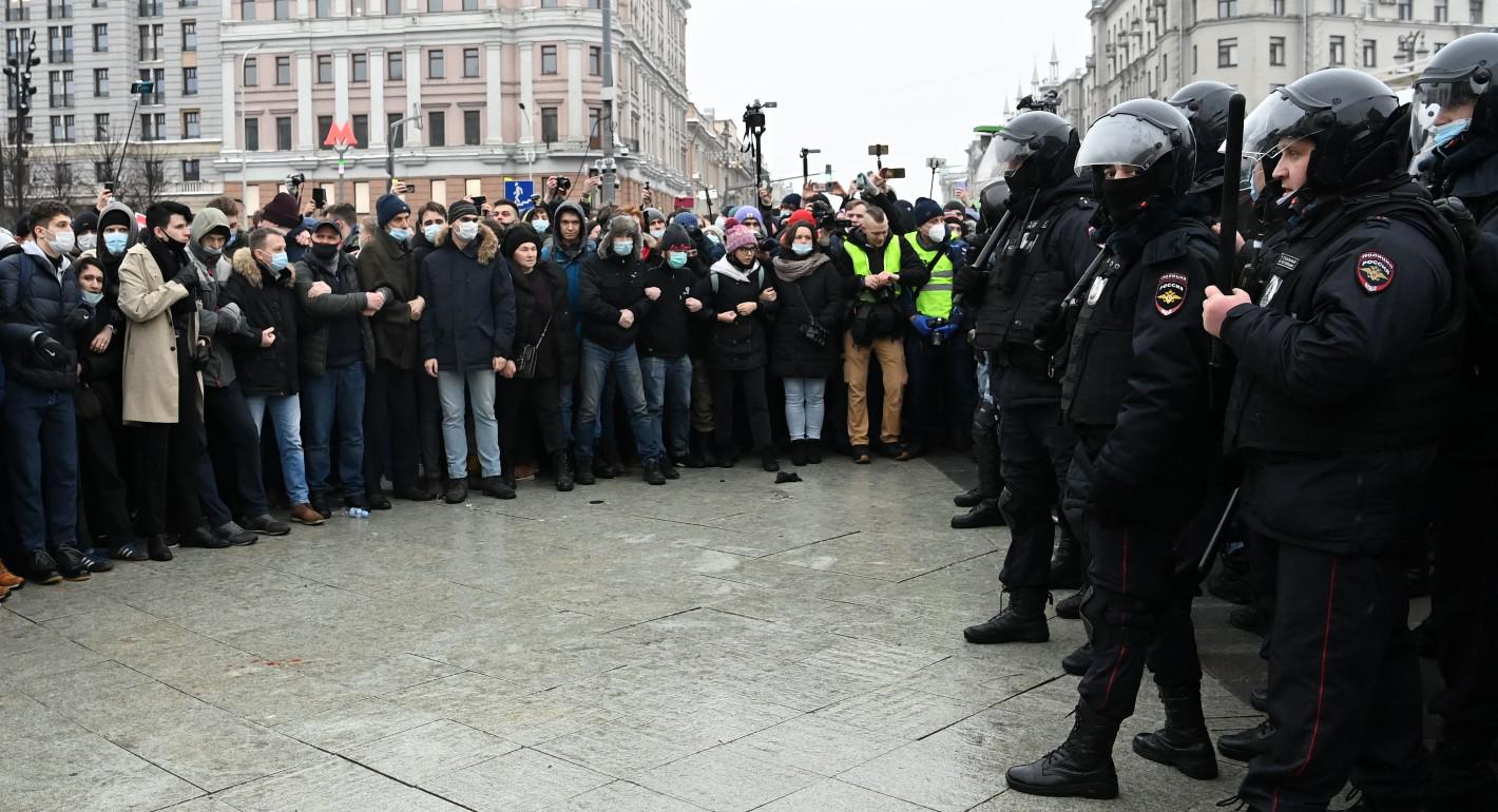 Reducing Pernicious Polarization: A Comparative Historical Analysis of Depolarization