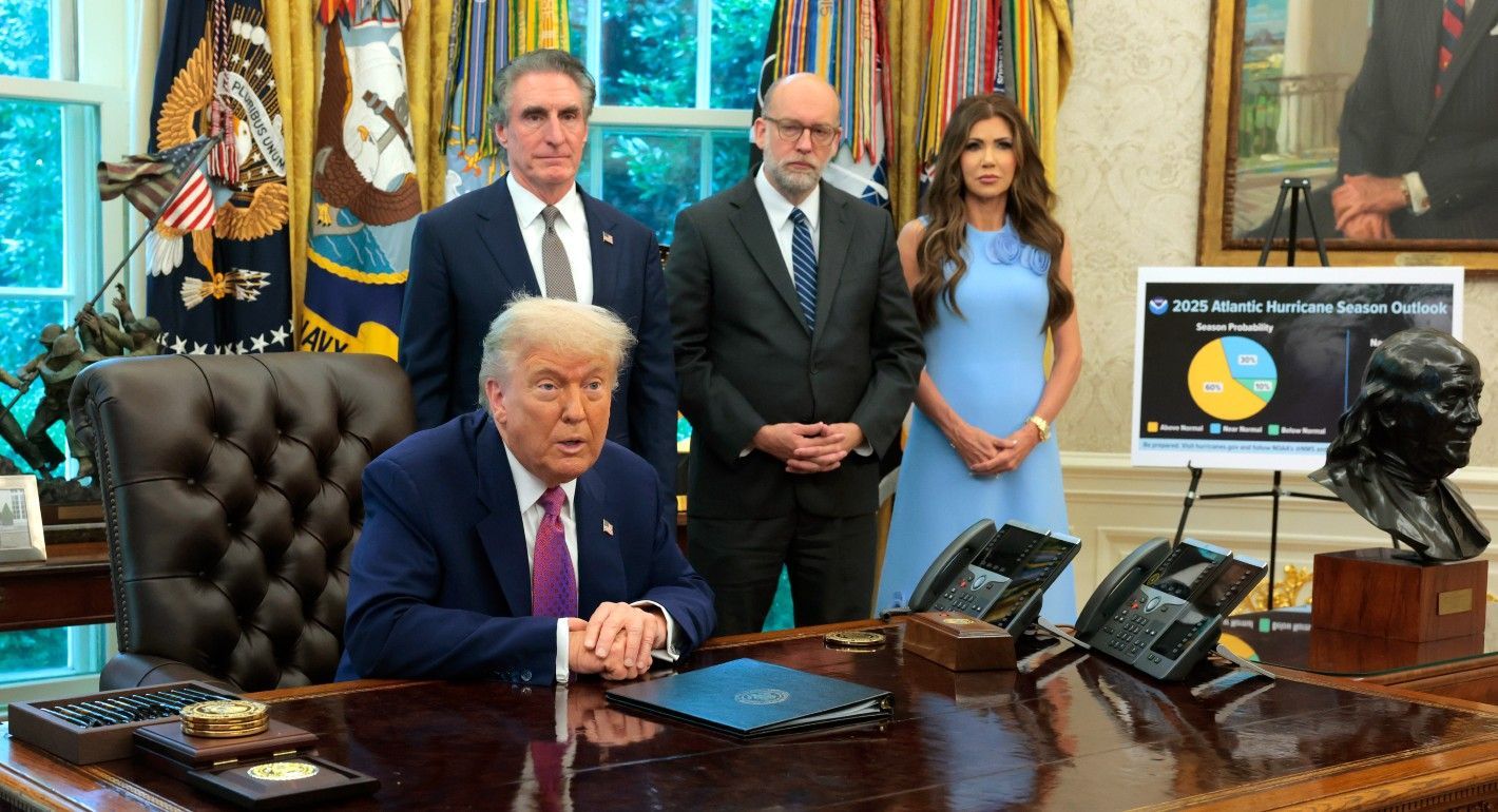 Trump and Cabinet members in the Oval Office